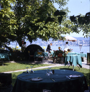 Dialektik von Lebenskultur, Natur und Landschaft als hotelunternehmerisches Thema variierte seit Ende der 1940er Jahre die zehn Minuten von der Wirtschaftsmetropole Z�rich entfernt unmittelbar am See gelegene Ermitage, (laut Neue Z�rcher Zeitung vom 29. Januar 1993) „ein kleines Juwel“ (Aufnahme der 1970er Jahre).